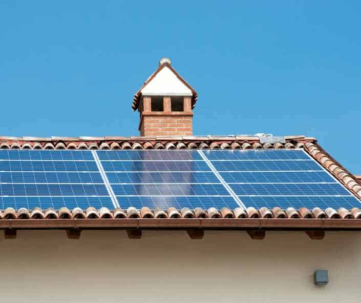 Solaire photovoltaïque intégré au bâti ou surimposition?